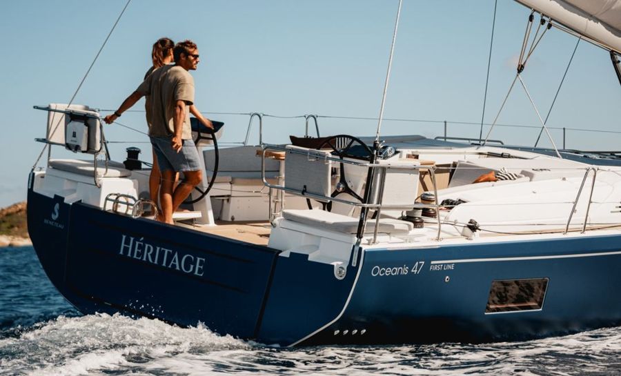 Paar am Steuer einer Beneteau Oceanis 47