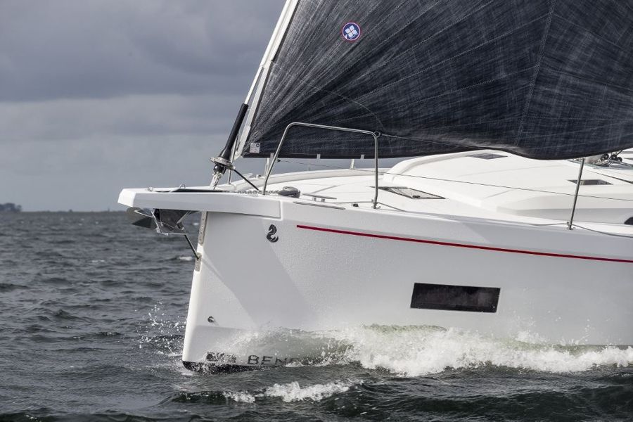 Bug einer Beneteau Oceanis 40.1 in Fahrt