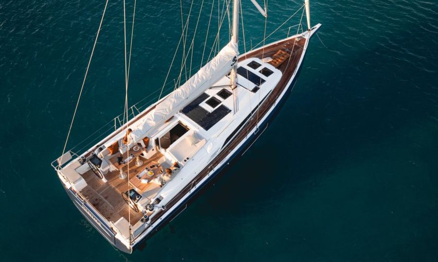 Beneteau Oceanis 47 unter Segeln von oben